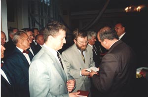 Uroczystości w Horodku - Tadeusz Krawczak odbiera medal "Zasłużony dla Drelowa" z rąk Wójta Gminy Drelów - po jego lewej stronie Robret Matejuk