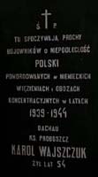 Tablica upamiętniająca ks. Karola Wajszczuka - umieszczona na mogile